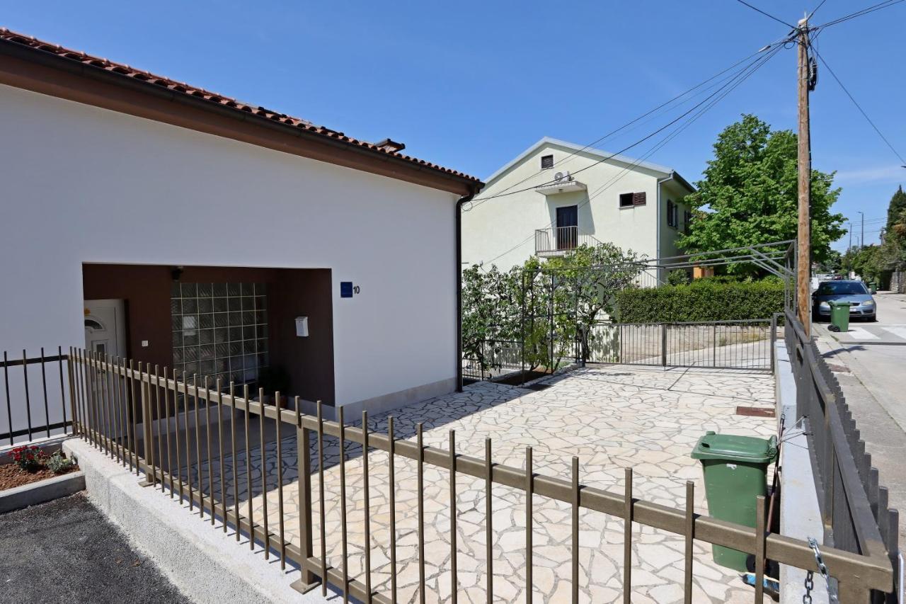 Apartments And Rooms With Parking Space Selce, Crikvenica - 2362 Buitenkant foto