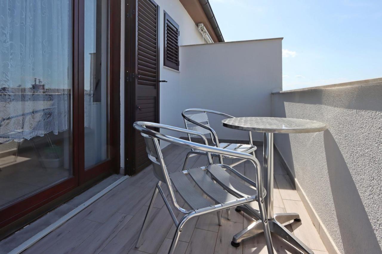 Apartments And Rooms With Parking Space Selce, Crikvenica - 2362 Buitenkant foto